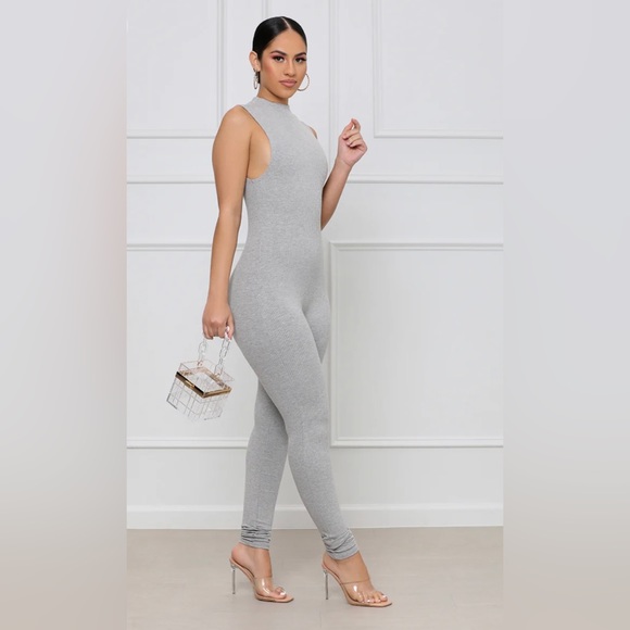 Super cute jumpsuit from Lilly‘s closet ribbed material hold you in no see-thru. - Picture 1 of 3